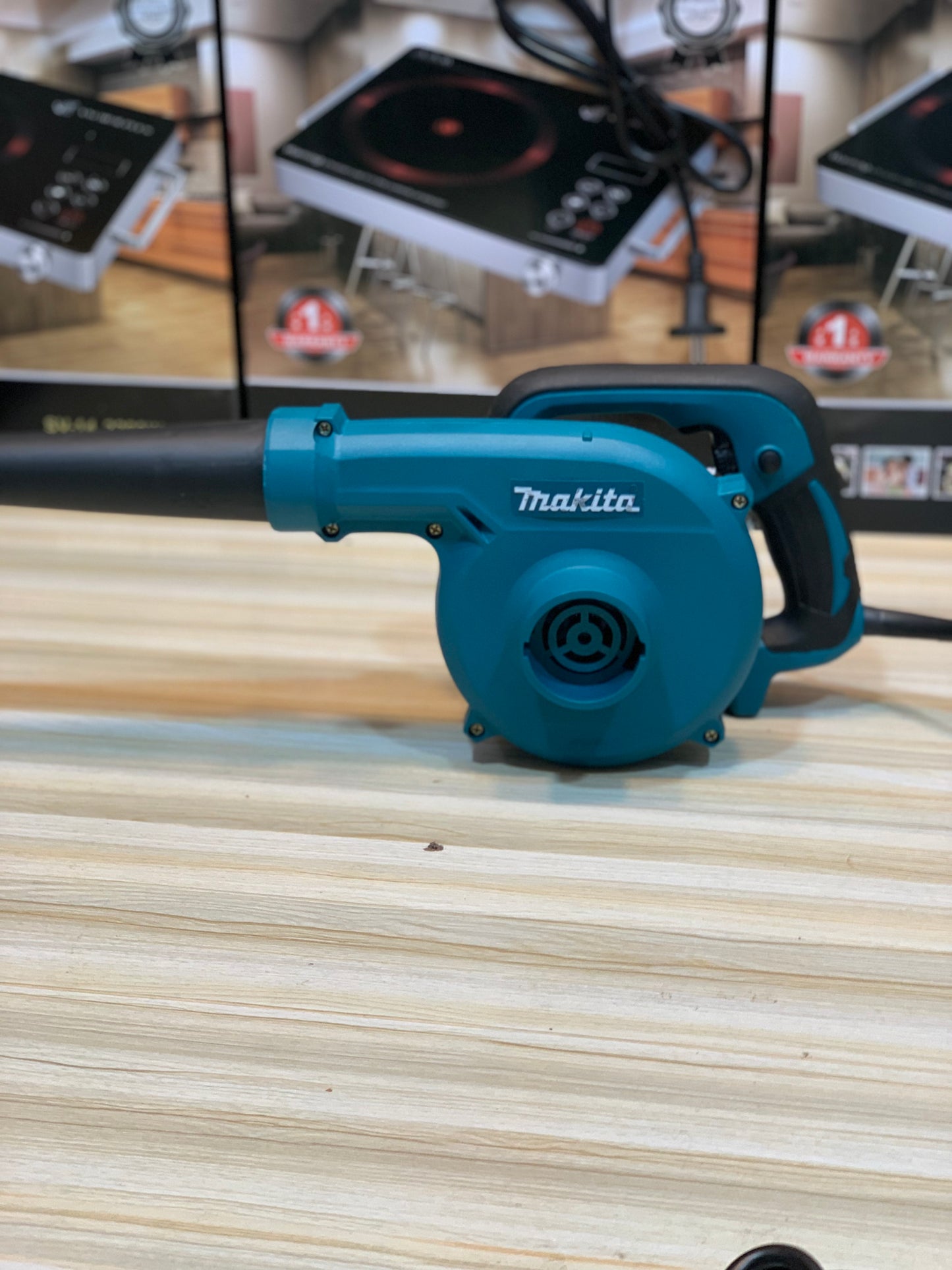 Shop the Makita UB1103 Electric Blower at Lalaimport.pk. Powerful 710W motor and dual blower-vacuum design for versatile cleaning tasks.