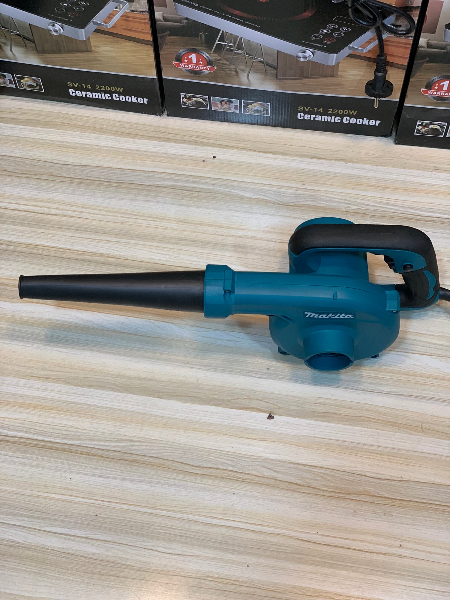 Buy Makita UB1103 Electric Blower with high-speed cleaning functionality in Pakistan. Lightweight, durable, and energy-efficient.