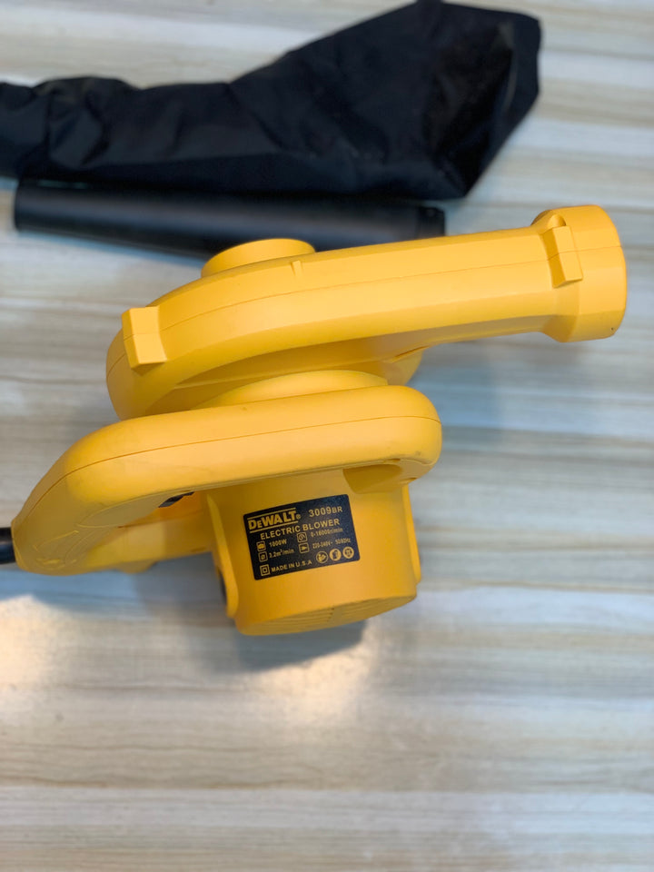 Close-up of the DeWalt 3009B Air Blower's 1000W motor, designed for heavy-duty cleaning tasks